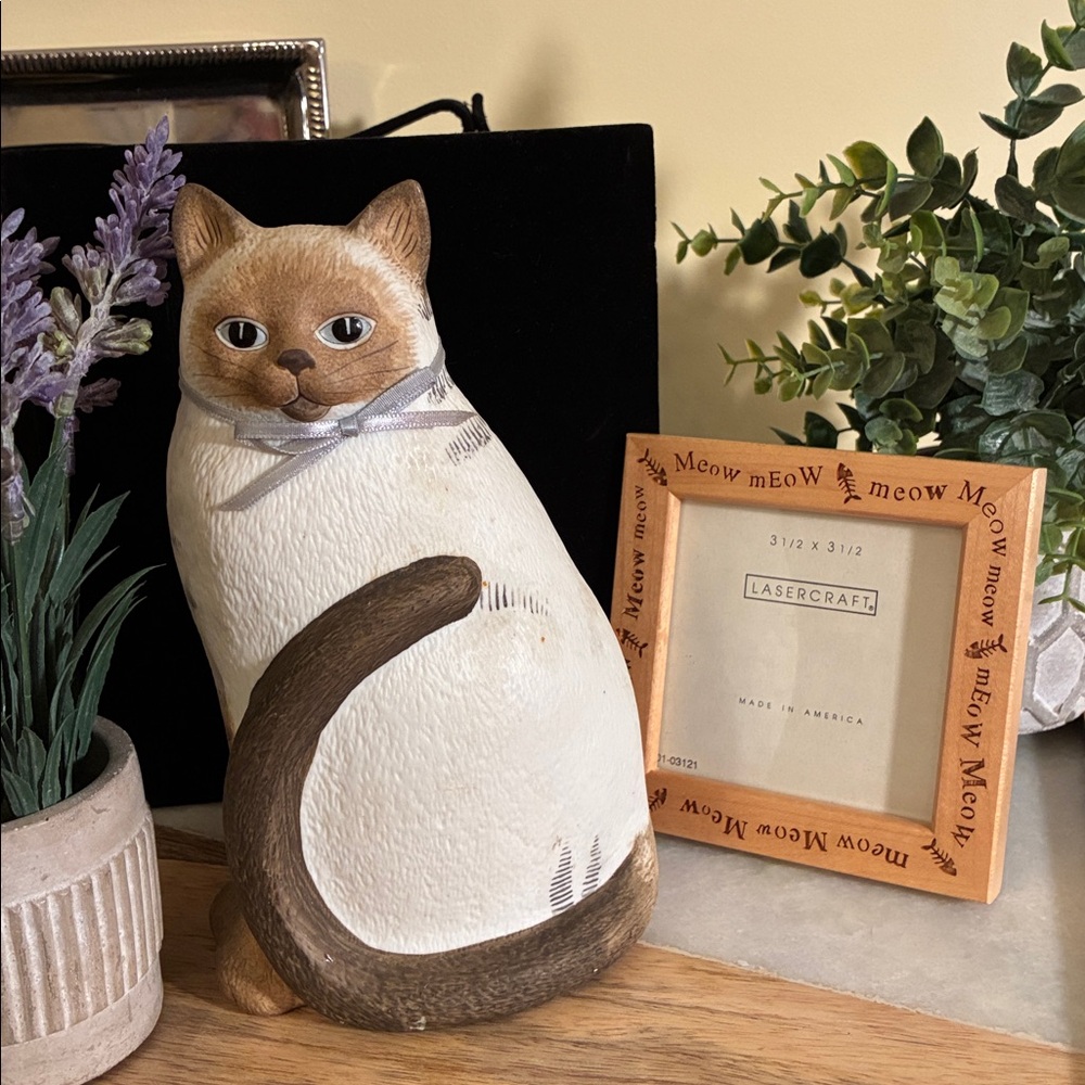 Silvestri Siamese Cat Statue and Picture Frame Set